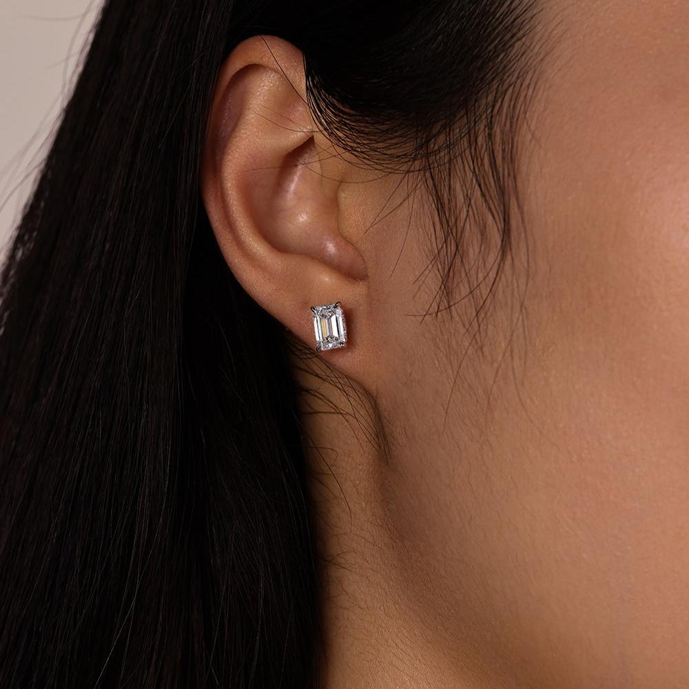 祖母绿切割白钻耳钉